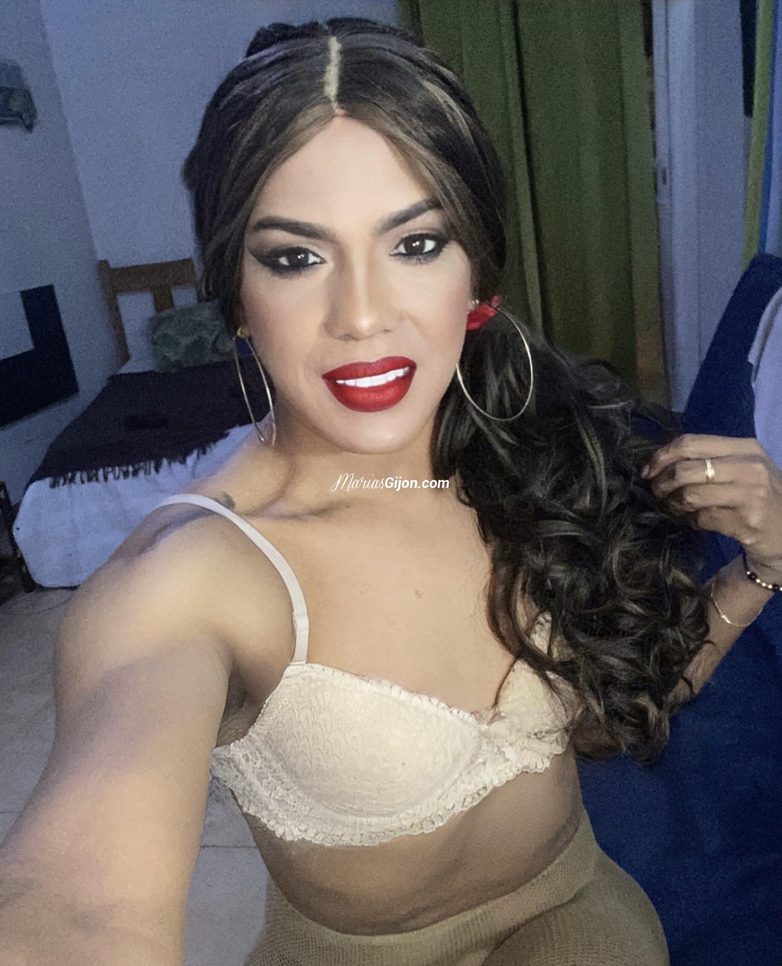 Hola soy Valeria hermosa chica trans colombiana cachonda